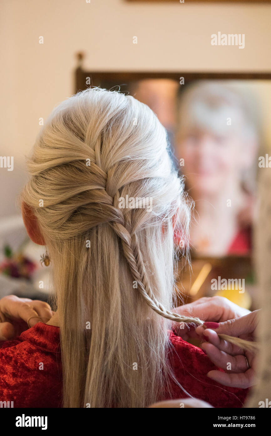 Nachdem ihr Haar getan am Morgen der Hochzeit Braut Stockfoto