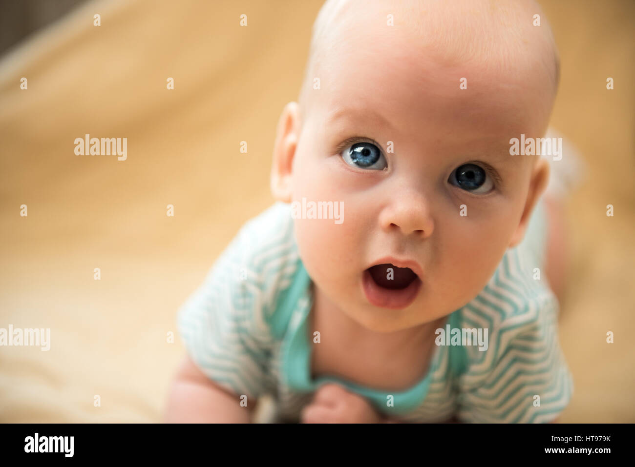 süße verträumte kleine Baby Mädchen Porträt Stockfoto