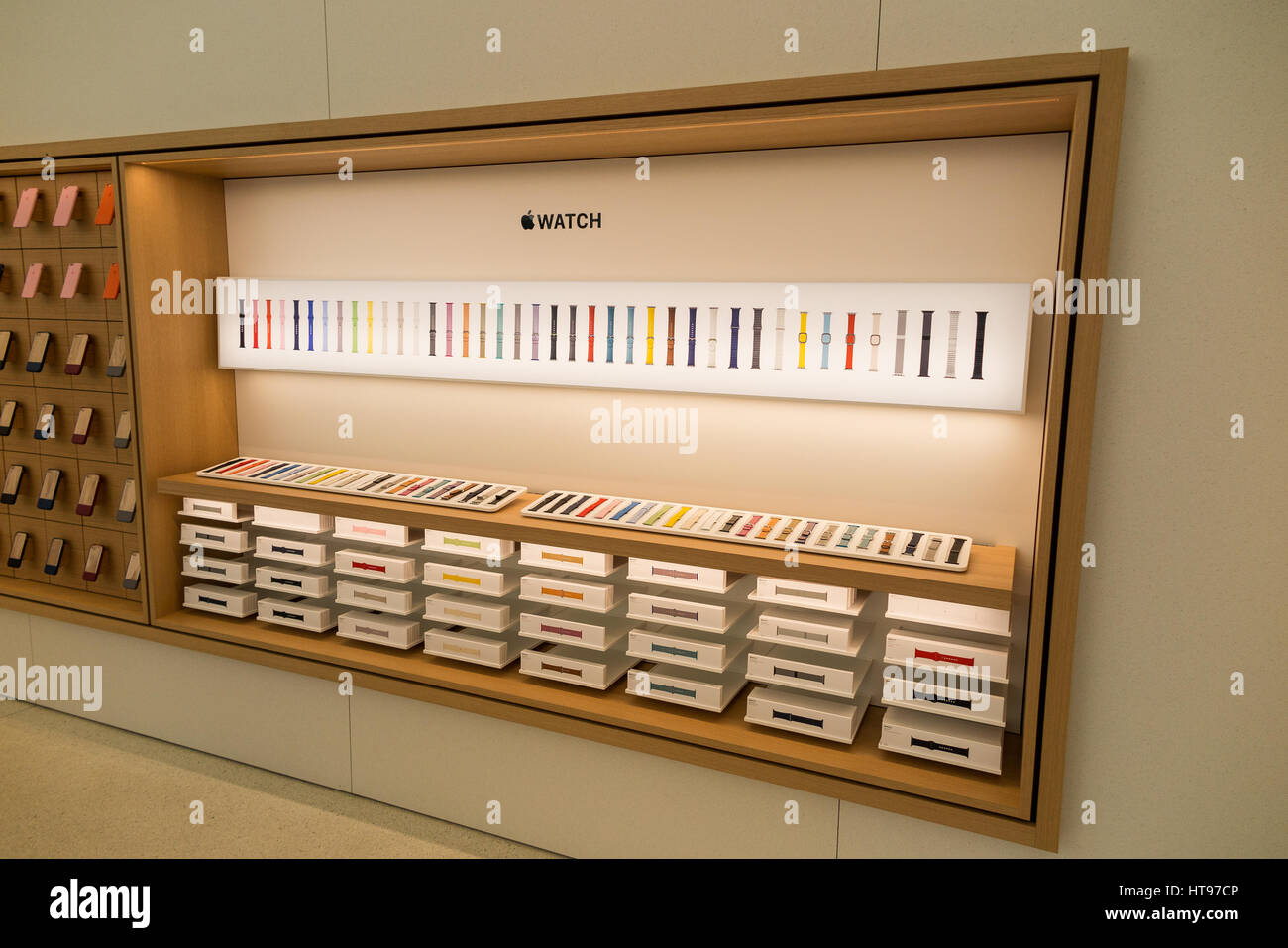 Apple Watch Display präsentiert Farbenvielfalt der Bands am Apple Store West 14th St. Standort in New York City Stockfoto