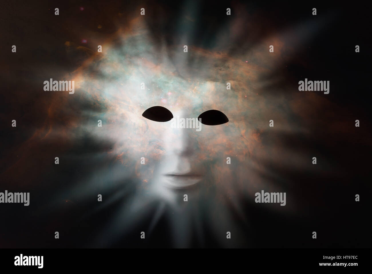 Menschliches Gesichtsmaske durch Gewebe des Raumes - außerirdisches Leben Entdeckung Konzept. Elemente des Bildes wurden von der NASA eingerichtet. Stockfoto