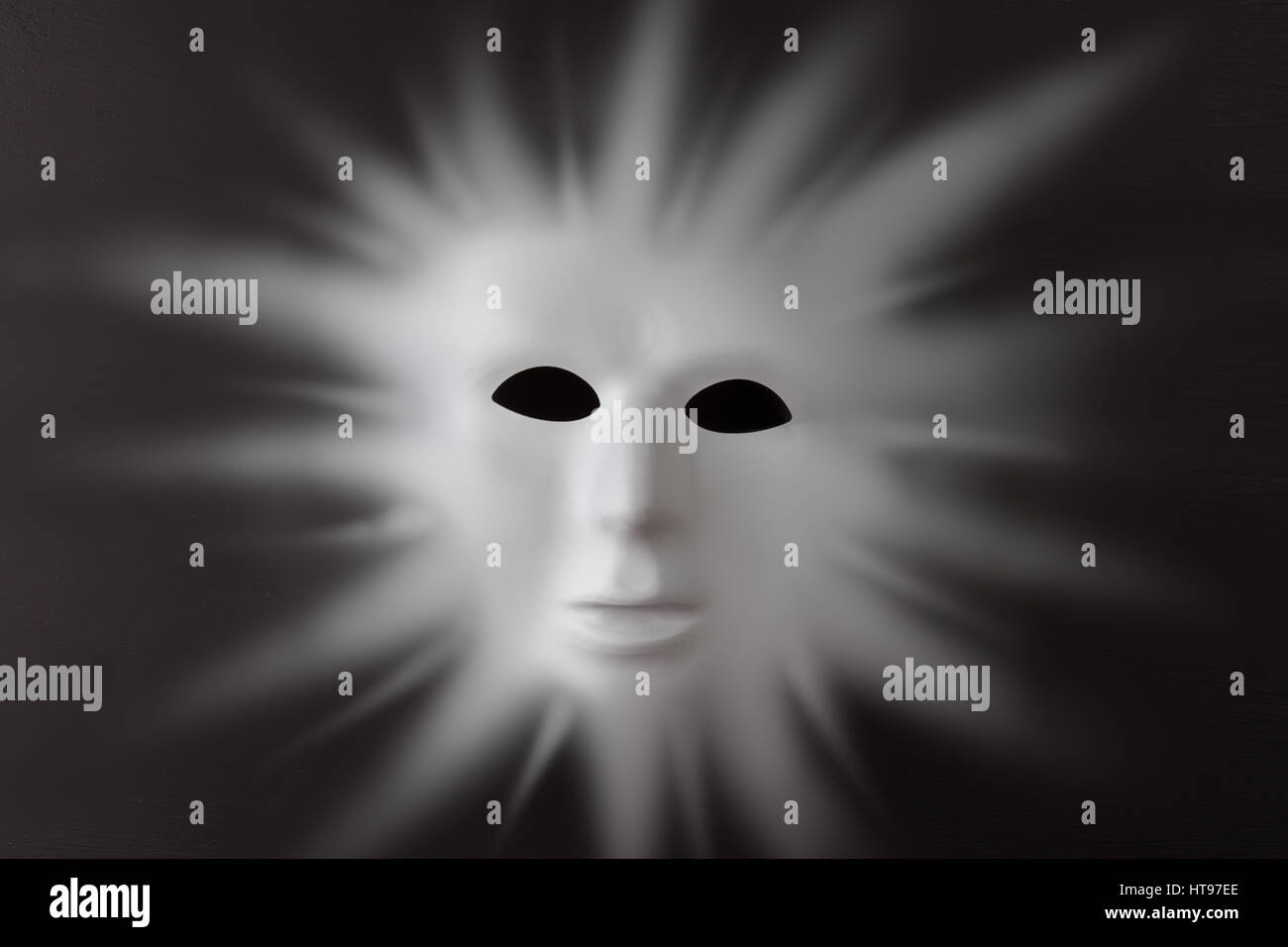 Menschliches Gesicht mit Sonnenstrahlen aus schwarzem Hintergrund - menschliches Gesicht auf Sonne-Konzept Stockfoto