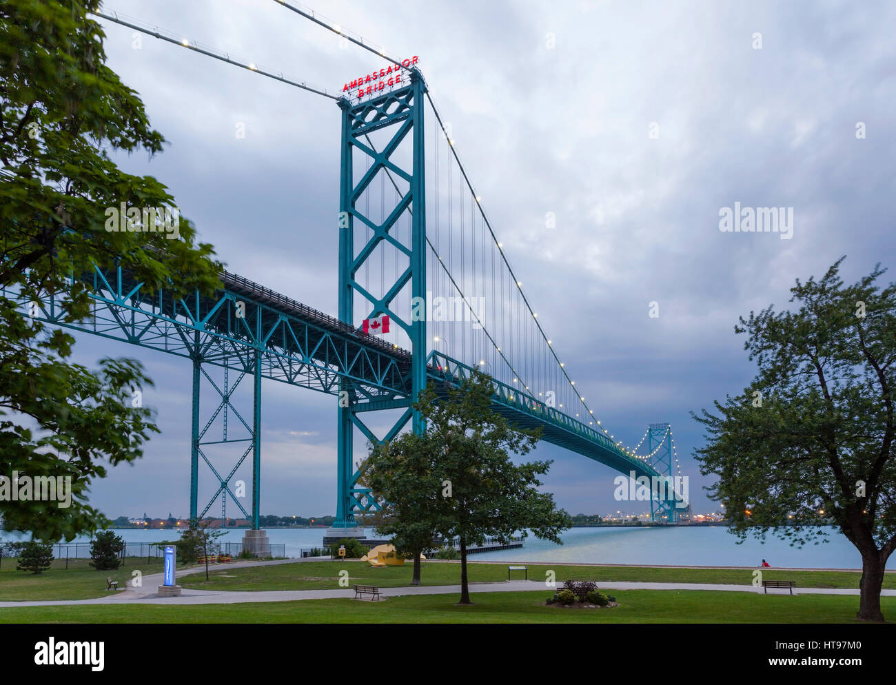 Der Ambassador International Bridge aus Windsor, Ontario, Kanada, auf der Suche nach Detroit, Michigan, USA übernommen. Stockfoto