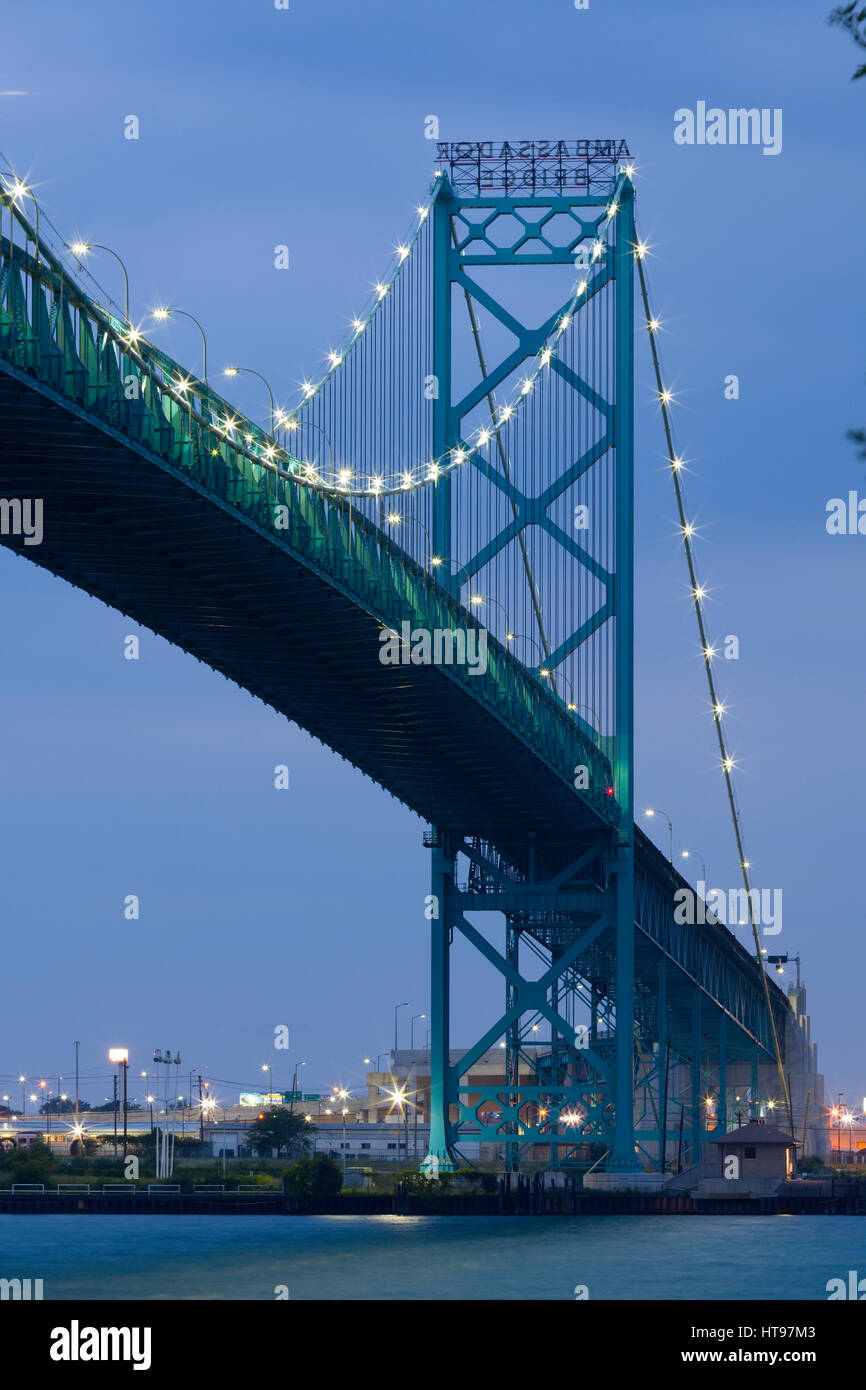 Der Ambassador International Bridge in der Dämmerung aus Windsor, Ontario, Kanada, auf der Suche nach Detroit, Michigan, USA übernommen. Stockfoto