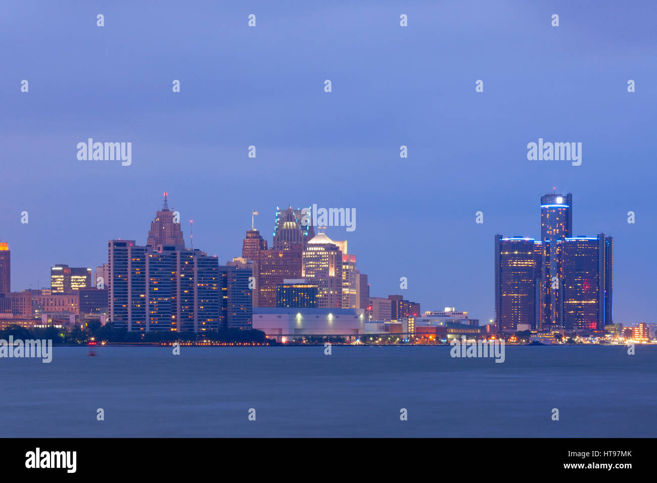 Blick über den Detroit River aus Windsor, Ontario, ist die Skyline von Detroit einschließlich GM Renaissance Center in Detroit, Michigan, USA. Stockfoto