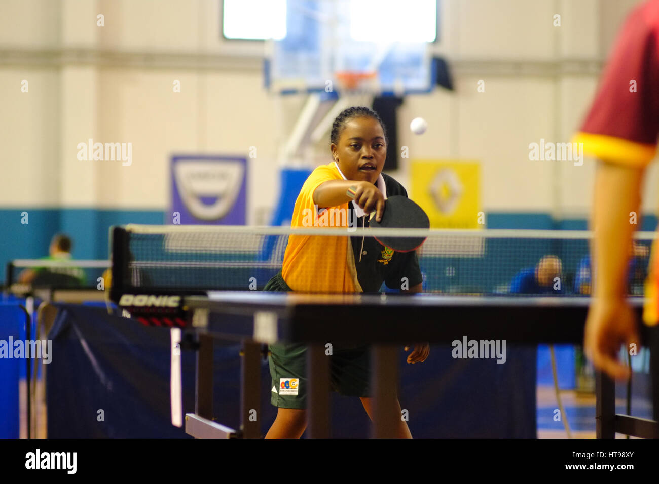 Trisome Spiele Juli 2016. Uns Affrico Sporthalle. Florenz, Italien. Junge weibliche Down Syndrom Athlet Tischtennis spielen Ping pong Stockfoto