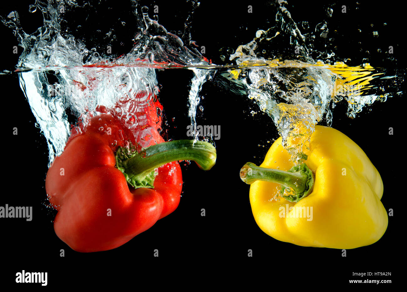 Spritzwasser aus Wasser Droping Paprika in Studio-Beleuchtung auf schwarzem Hintergrund. Stockfoto