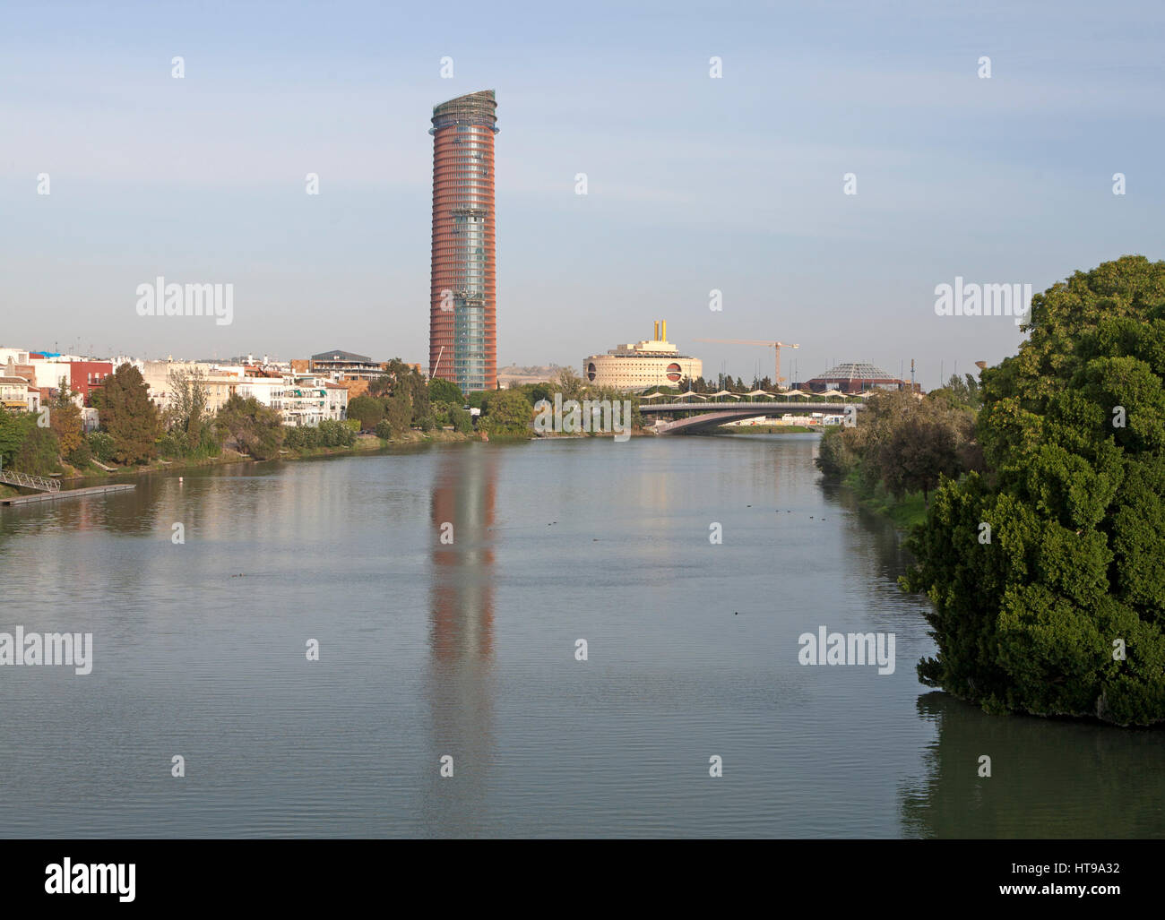 Aus dem Fluss Guadalquivir betrachtet Cajasol Büro Hochhaus im Bau in La Cartuja Gegend von Sevilla, Spanien Stockfoto