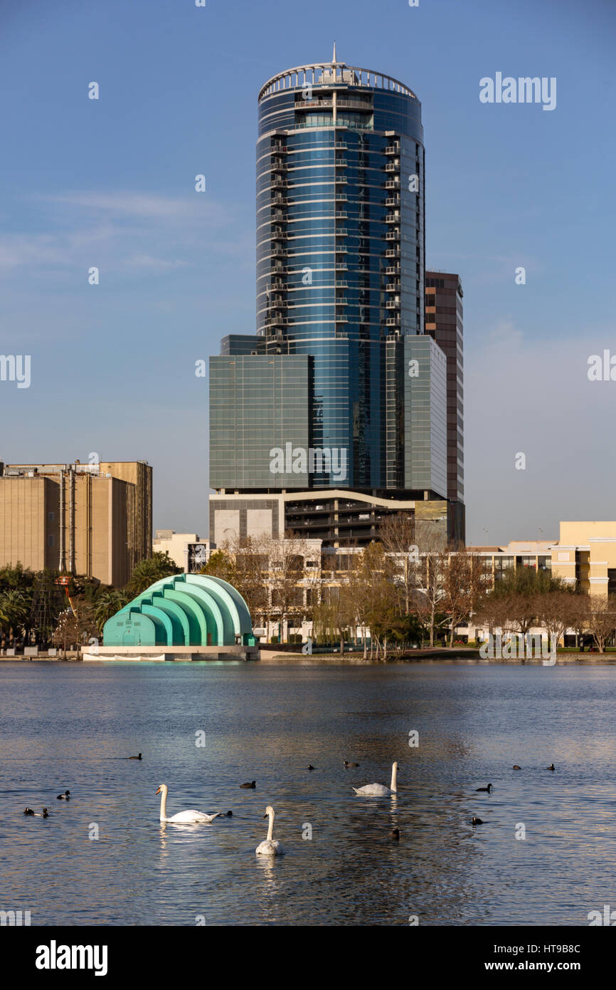 Skyline-Blick über Lake Eola in Orlando, Florida. Lake Eola Park ist gelegen im Herzen von Downtown Orlando und Heimat der Walt-Disney-Amphitheater. Stockfoto