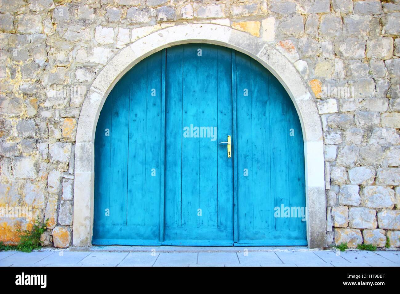 Alte blaue Holztür in Ston, Kroatien Stockfoto