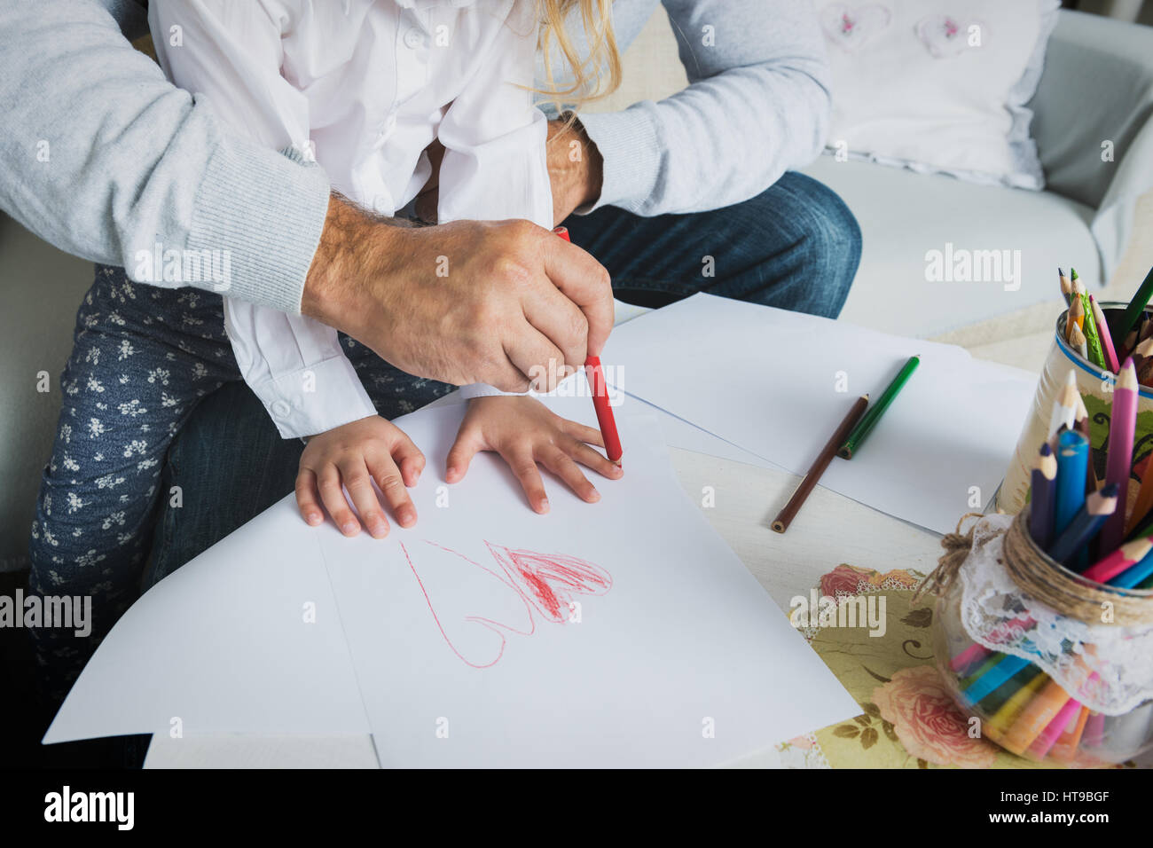 Vater und Tochter Zeichnung zusammen, Kreativität und Lernen Konzept Stockfoto