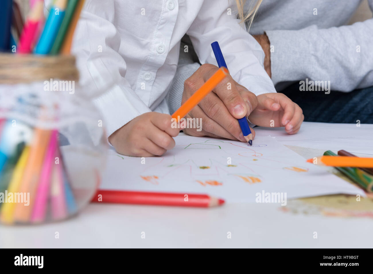 Vater und Tochter Zeichnung zusammen, Kreativität und Lernen Konzept Stockfoto