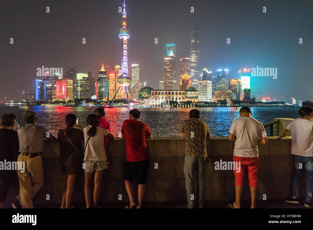 Eine Familie mit Blick auf die Wolkenkratzer von Shanghai Stockfoto