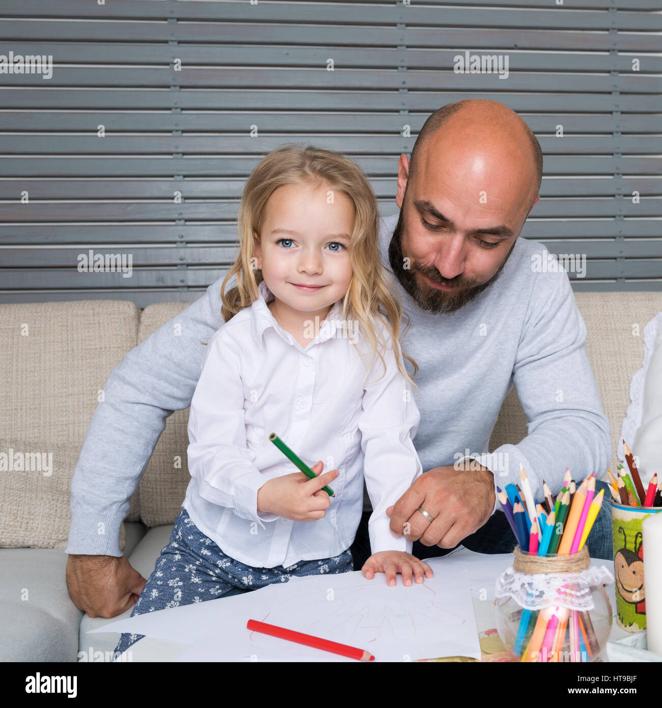 Vater und Tochter Zeichnung zusammen, Kreativität und Lernen Konzept Stockfoto