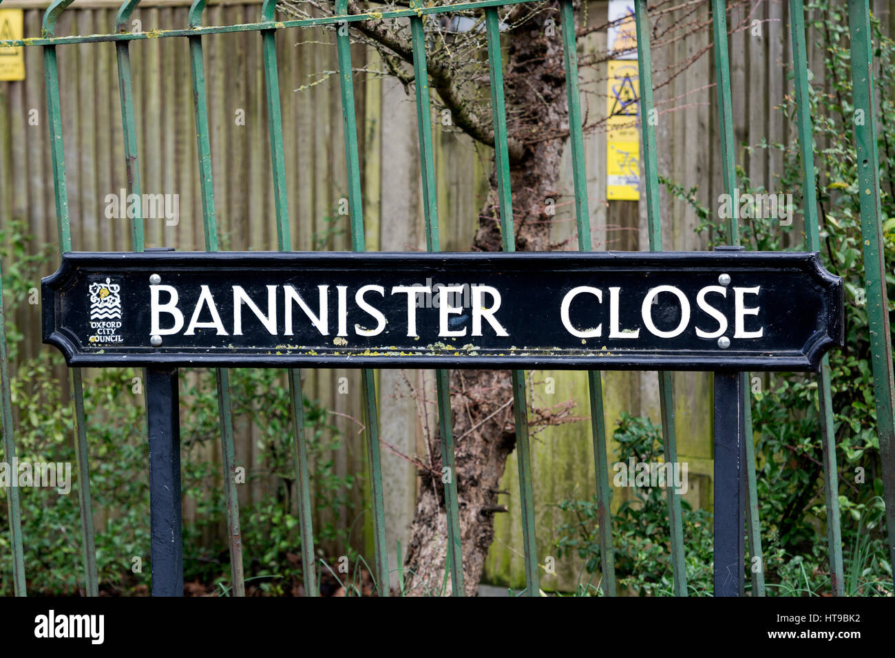 Bannister enge Zeichen, in der Nähe von Laufstrecke Iffley Road, Oxford, UK Stockfoto