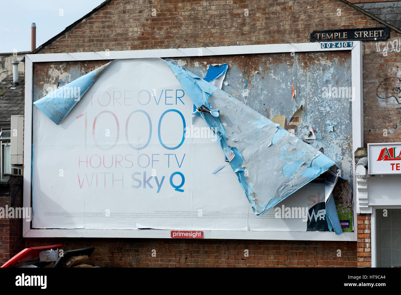 Abziehen der Plakatwerbung, Temple Street, an der Cowley Straße, Oxford, UK Stockfoto