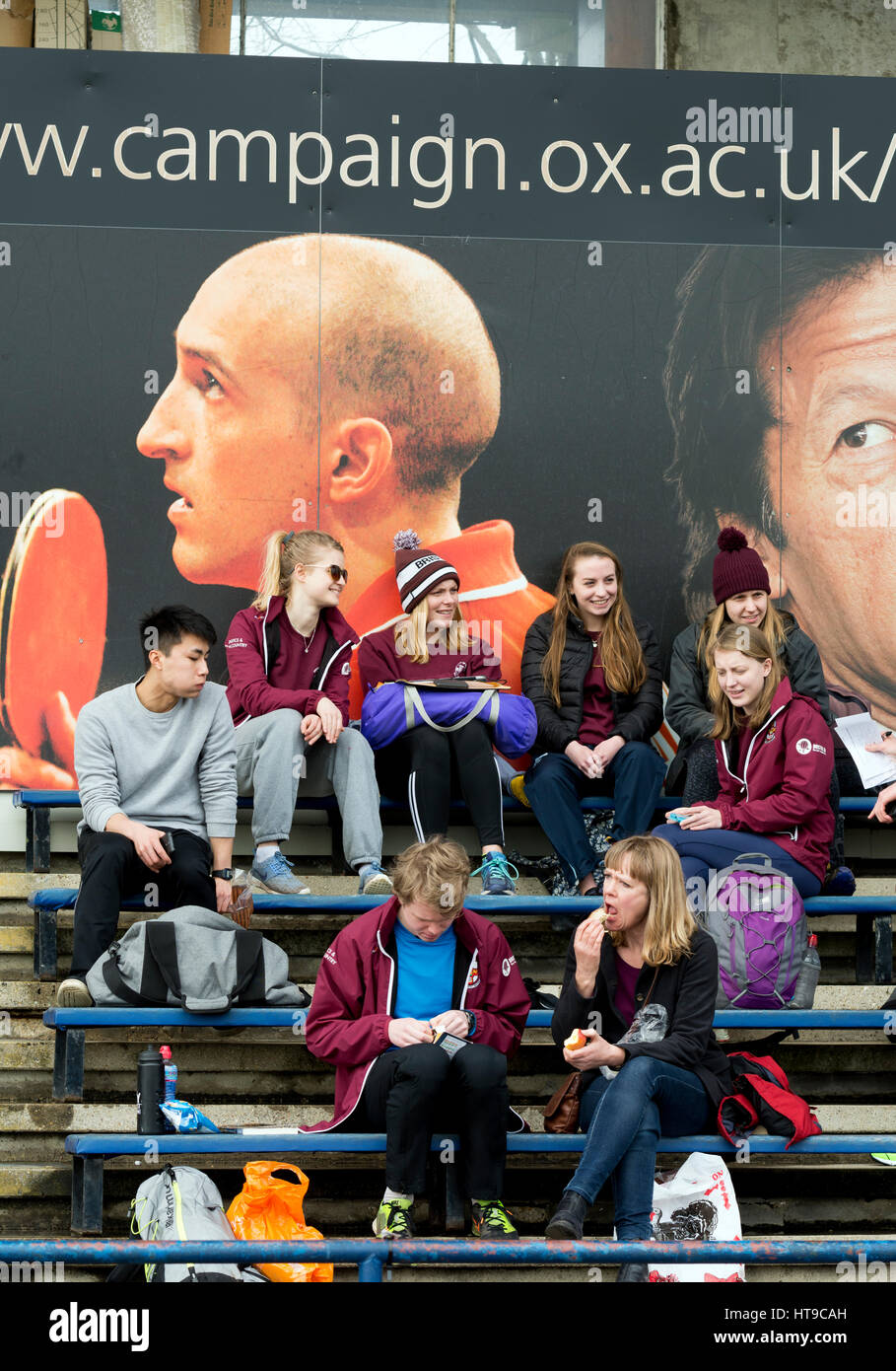 Läufer an der Iffley Road track für die jährliche Teddy Hall Relais, Oxford, UK Stockfoto