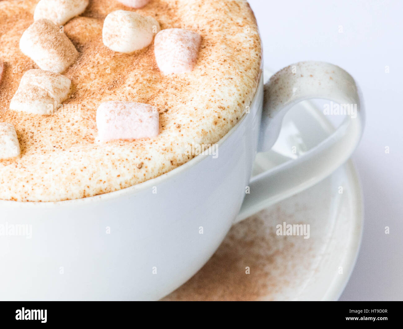 Nahaufnahme einer Tasse heiße Schokolade mit rosa und weiße marshmallows Stockfoto