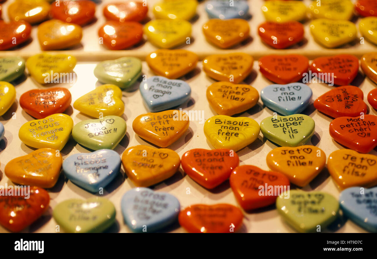 Bunte Dinge, die mit viel Liebe in Paris für den Valentinstag für glückliche Paare in Herzform Stockfoto