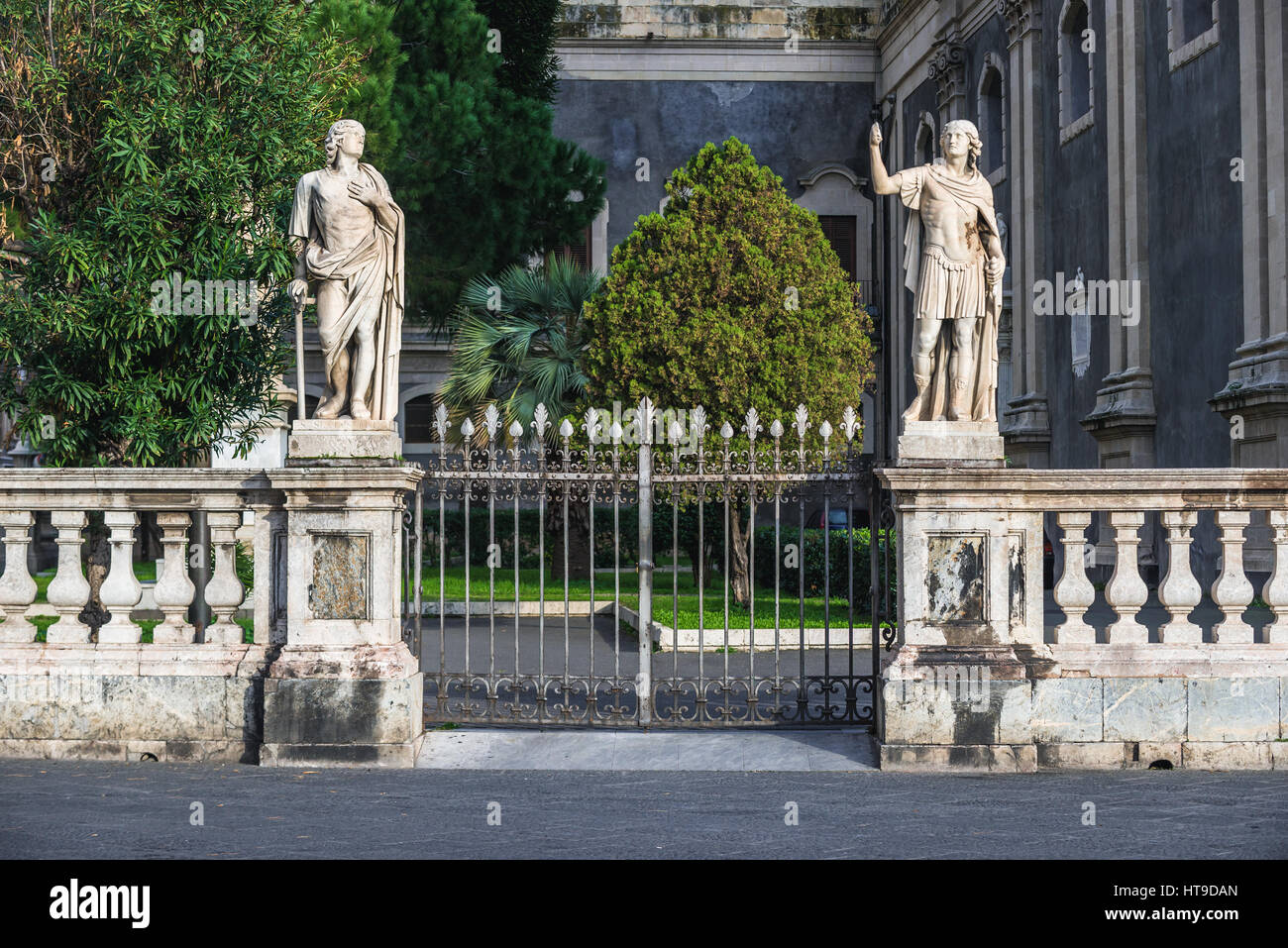 Tor der römisch-katholischen Metropolitan Kathedrale von St. Agatha am Domplatz in Catania Stadt auf der Ostseite der Insel Sizilien, Italien Stockfoto