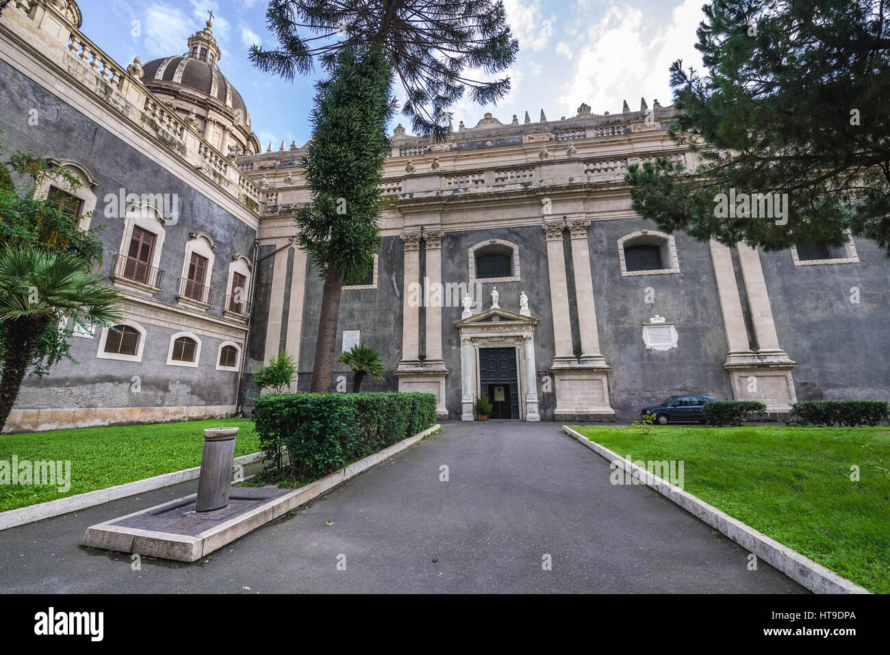 Seitenansicht des römisch-katholischen Metropolitan Kathedrale von St. Agatha am Domplatz in Catania Stadt auf der Ostseite der Insel Sizilien, Italien Stockfoto