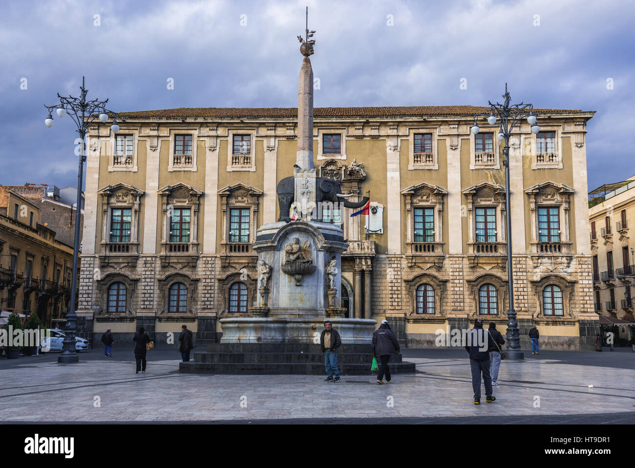 Elefantenbrunnen (Fontana dell'Elefante auch genannt u Liotru) und das Rathaus am Domplatz (Piazza del Duomo), Symbol von Catania, Sizilien, Italien Stockfoto