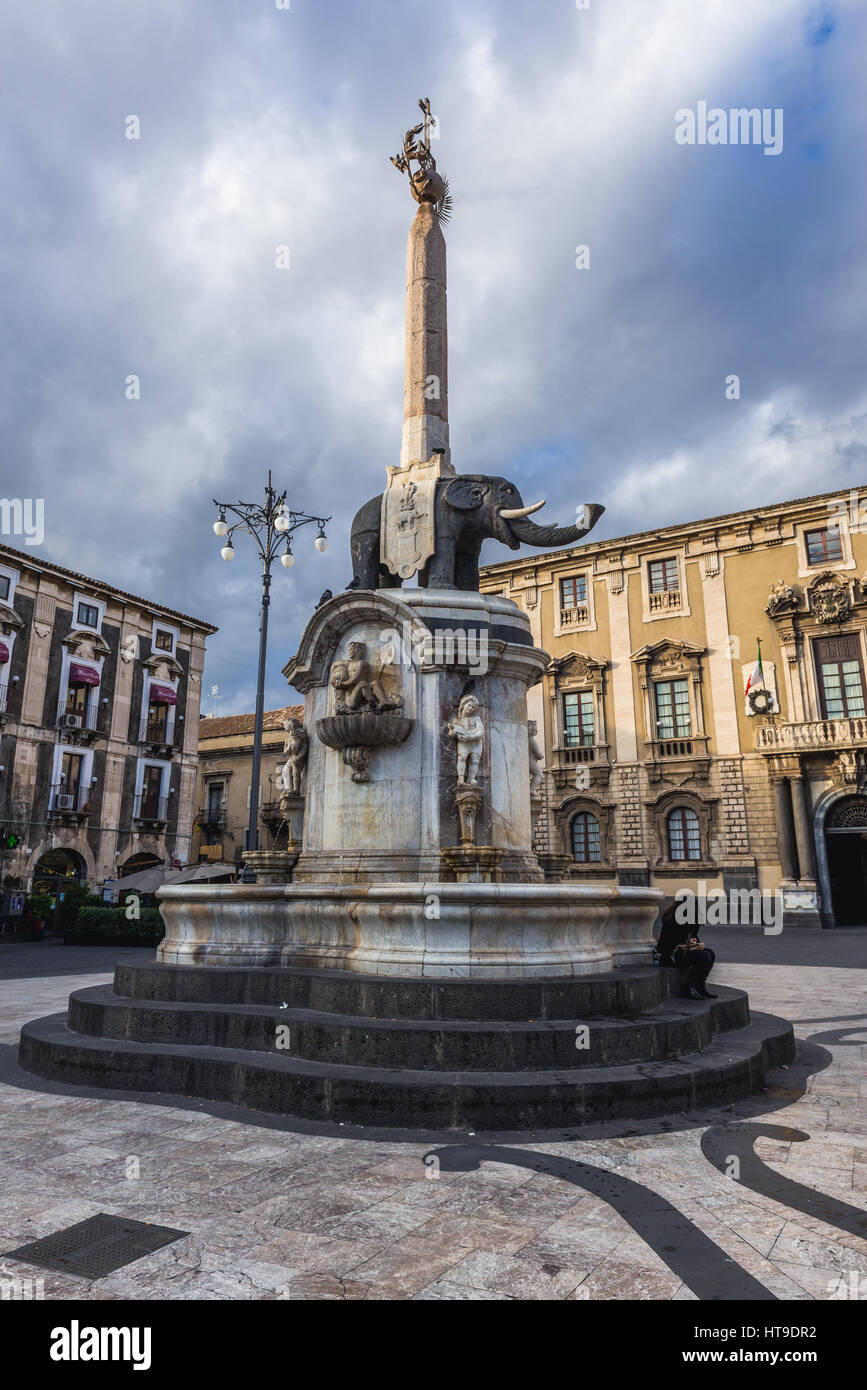 Elefantenbrunnen (Fontana dell'Elefante auch genannt u Liotru) und das Rathaus am Domplatz (Piazza del Duomo), Symbol von Catania, Sizilien, Italien Stockfoto