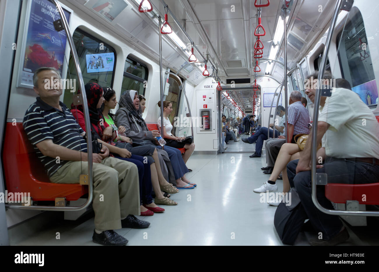 Menschen in der u-Bahn in Istanbul, Türkei Stockfoto