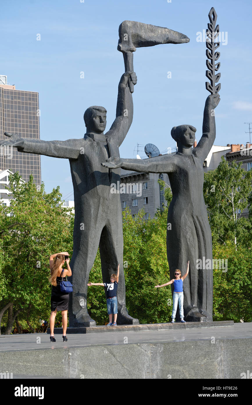 Familie machen Foto gegen das Fragment des Denkmals von Lenin auf der wichtigsten Platz von Novosibirsk, Russland Stockfoto