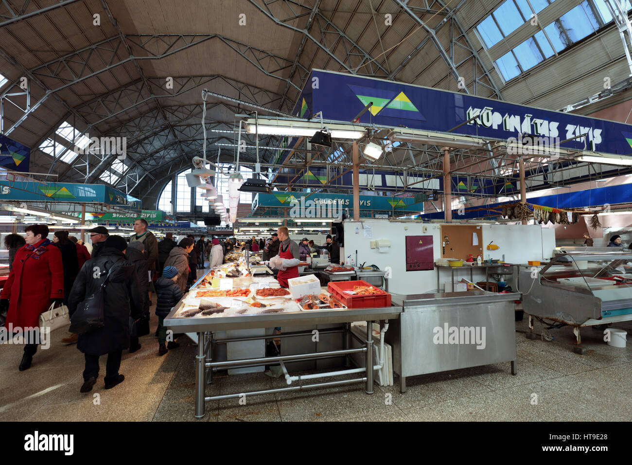 Menschen in den Bauernmarkt in Riga, Lettland Stockfoto