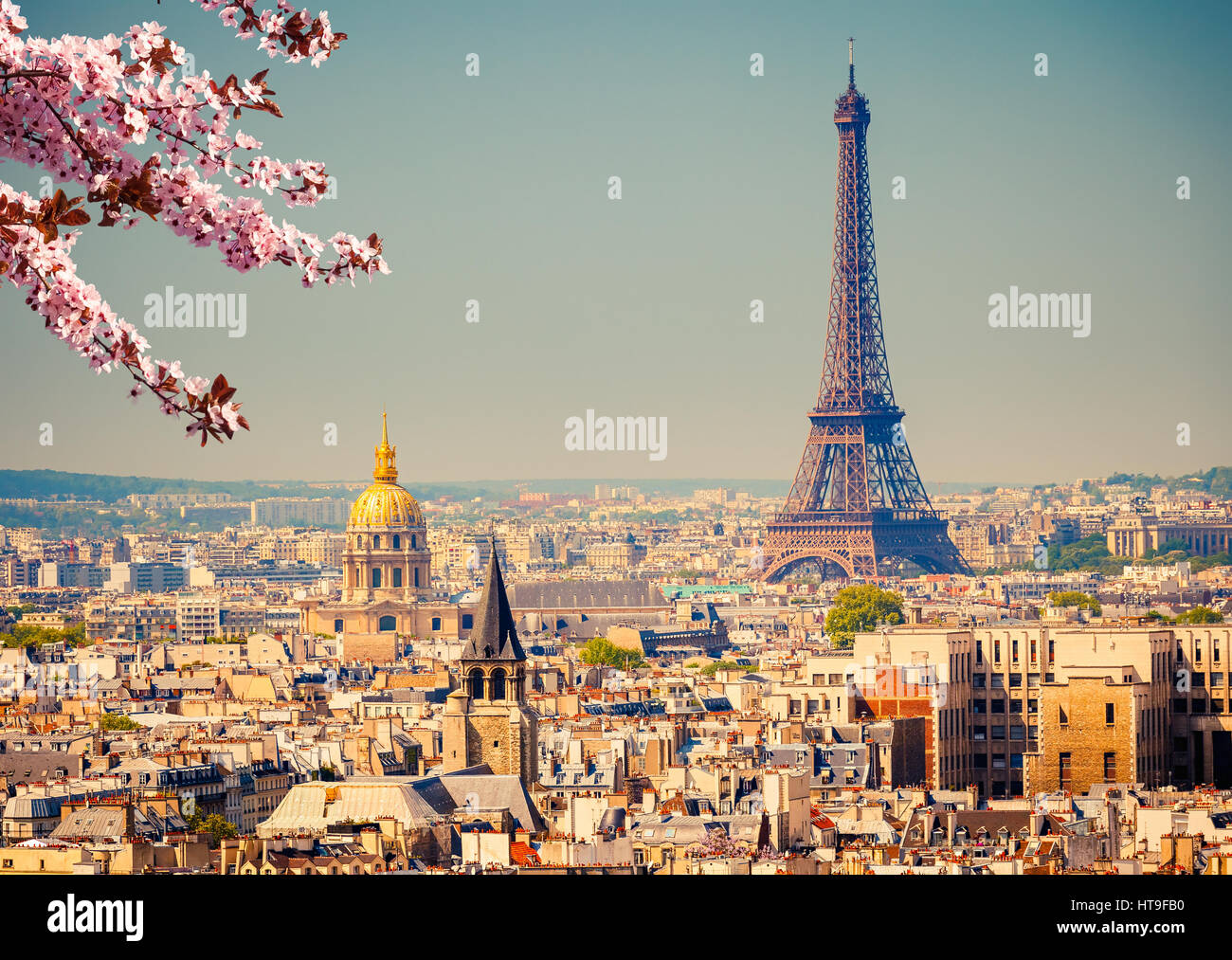 Blick auf Eiffelturm in Paris bei Frühling, Frankreich Stockfoto