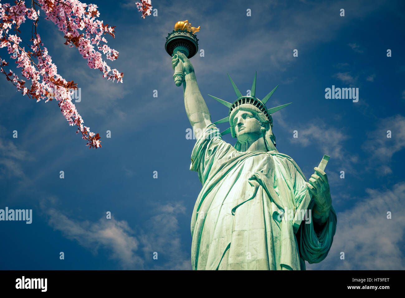 Freiheitsstatue mit blühenden Kirsche auf Vordergrund, New York Stockfoto