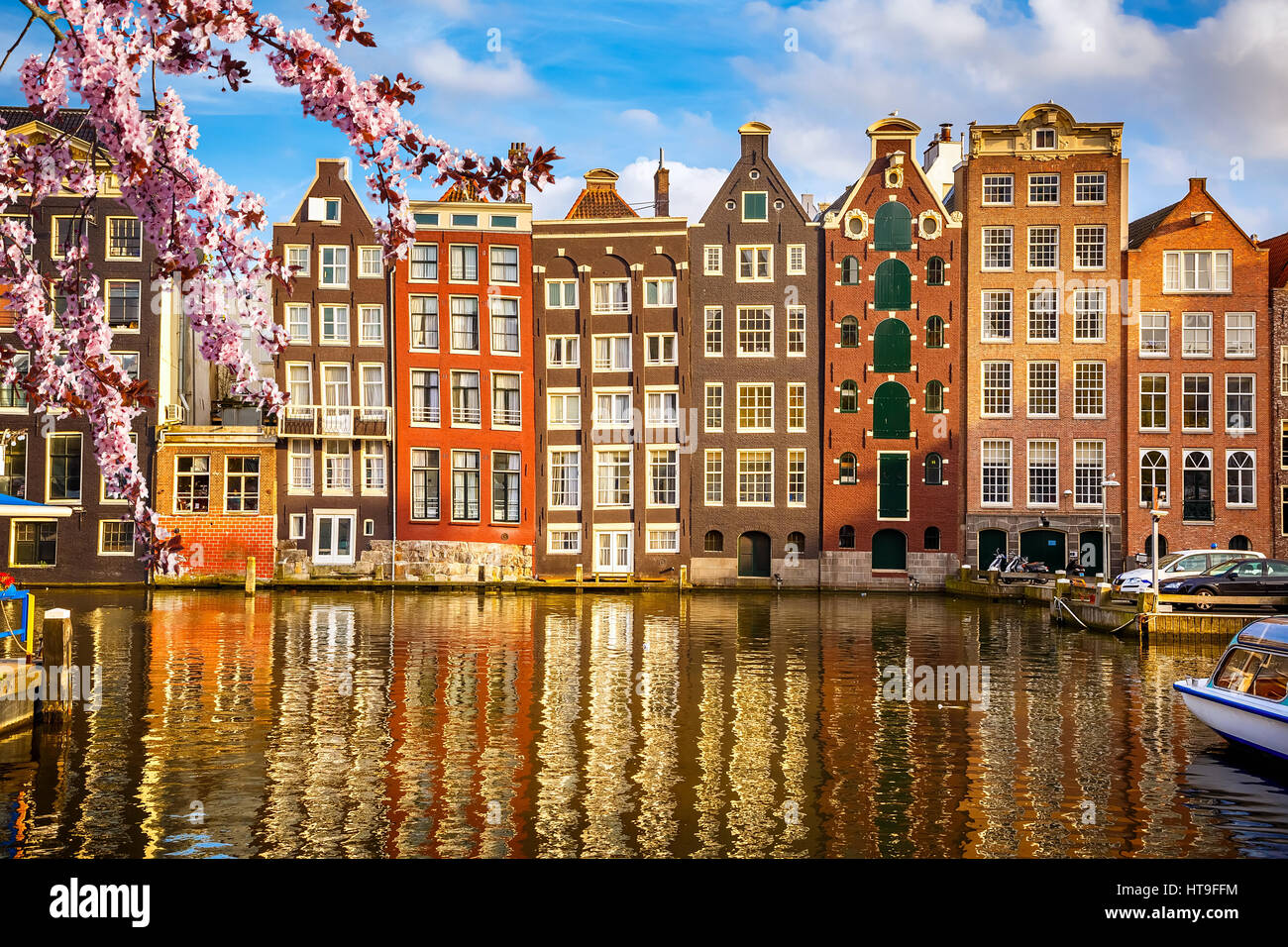 Traditionellen Altbauten in Amsterdam im Frühjahr, die Niederlande Stockfoto