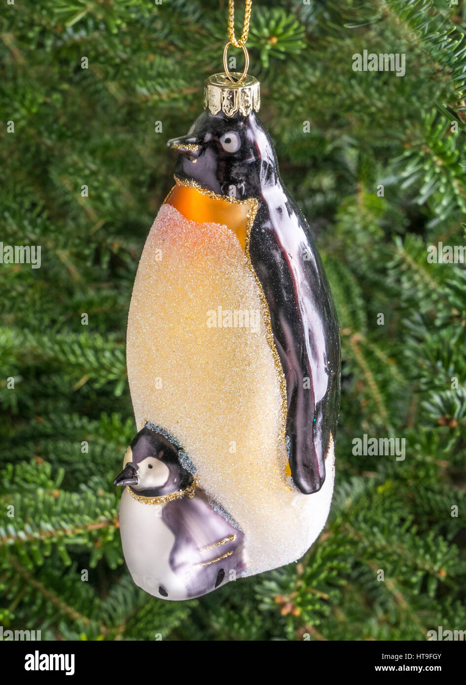 Weihnachtskugel hängen von einem Baum in der Form eines niedlichen Pinguin und Küken Stockfoto