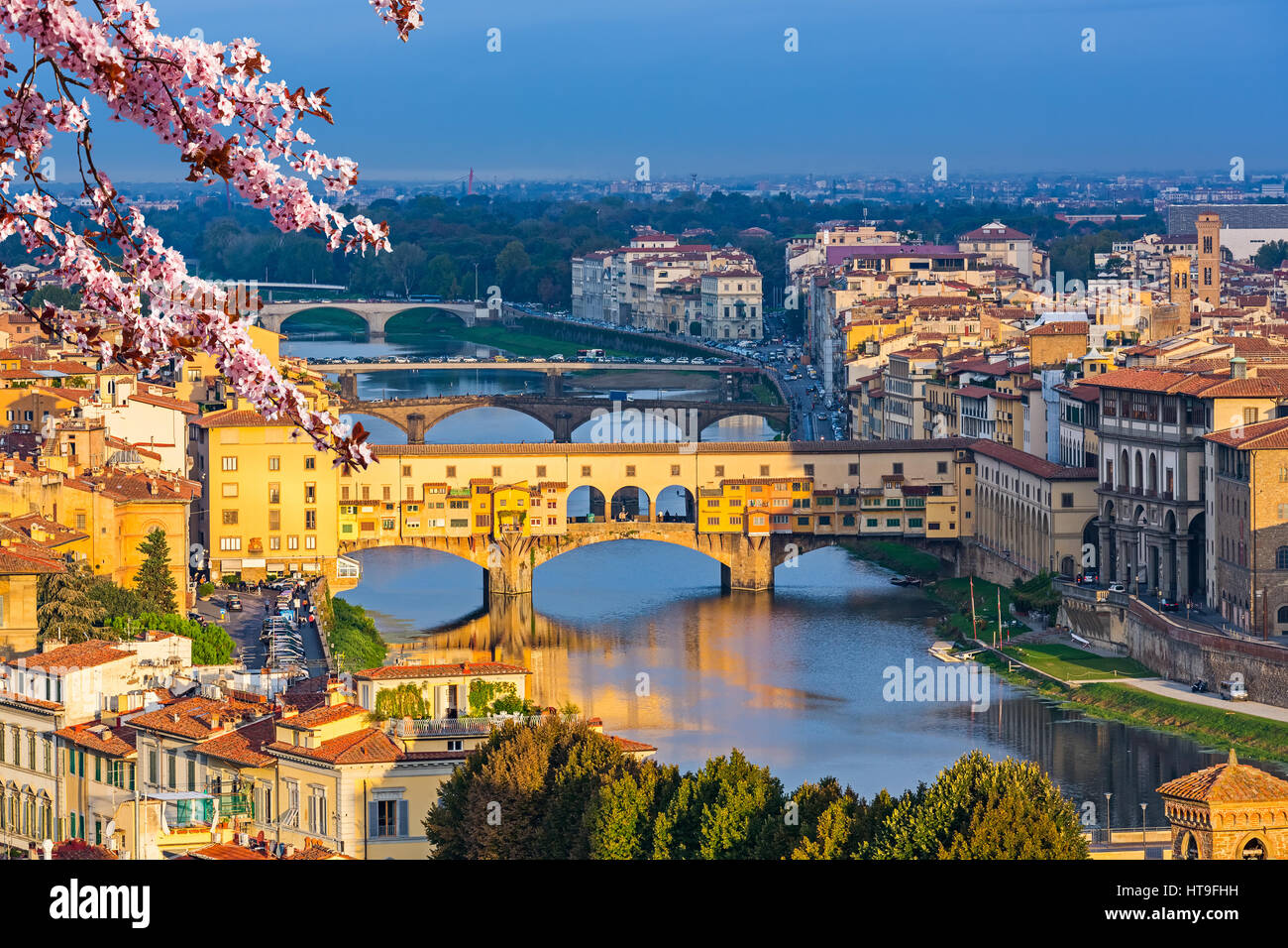 Ponte Vecchio über den Fluss Arno in Florenz im Frühjahr, Italien Stockfoto