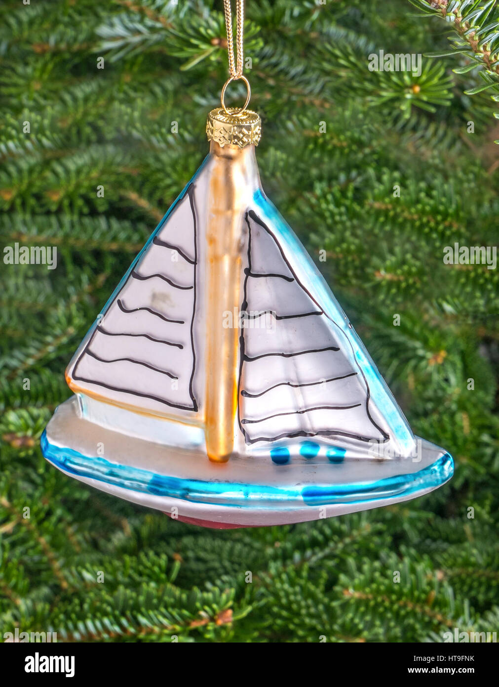 Weihnachtskugel hängen von einem Baum in der Form einer Yacht Stockfoto