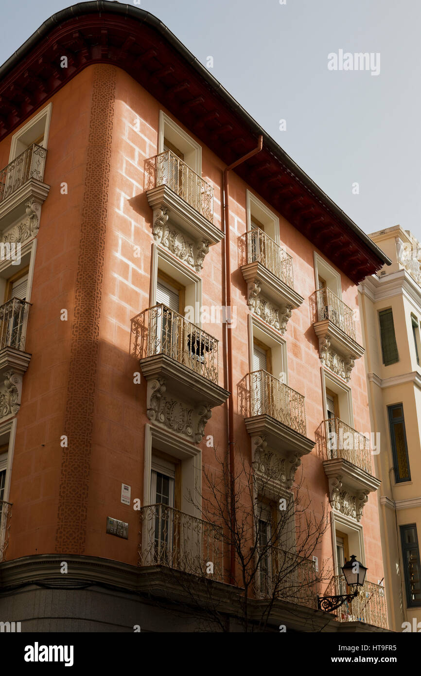 Am wunderschönen lachsfarbenen Fassade aus einem alten Gebäude in der Stadt Chueca (Madrid, Spanien) 2017. Stockfoto