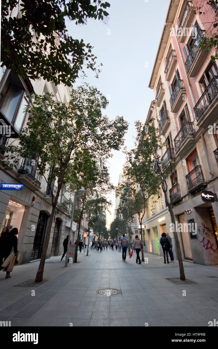 Weitwinkelaufnahme des Menschen zu Fuß, Fuencarral Einkaufsstraße (Madrid, Spanien) 2017. Stockfoto