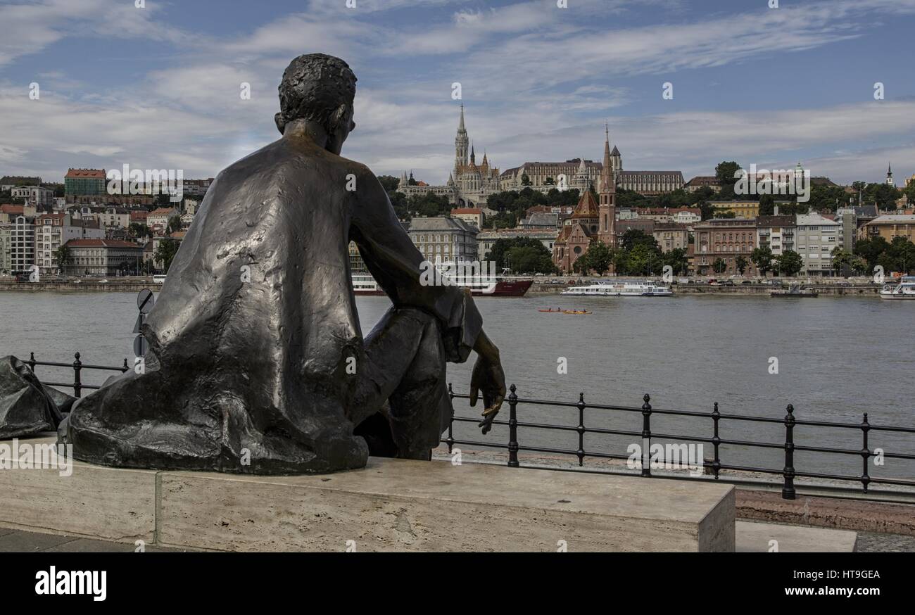 Die Burg von Budapest & József Attila Statue an den Ufern der Donau Stockfoto