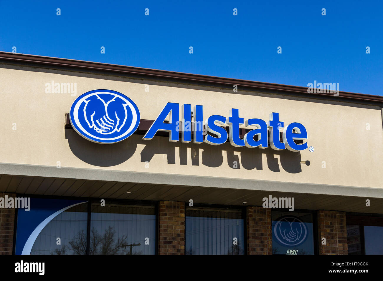 Muncie - ca. März 2017: Allstate Insurance Logo und Beschilderung. Die Allstate Corporation ist der zweitgrößte Privatkundengeschäft Versicherer in der uns II Stockfoto