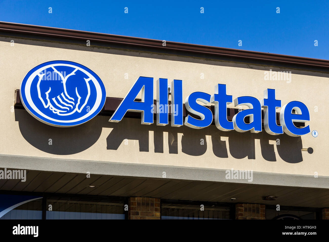 Muncie - ca. März 2017: Allstate Insurance Logo und Beschilderung. Die Allstate Corporation ist der zweitgrößte Privatkundengeschäft Versicherer in der uns III Stockfoto