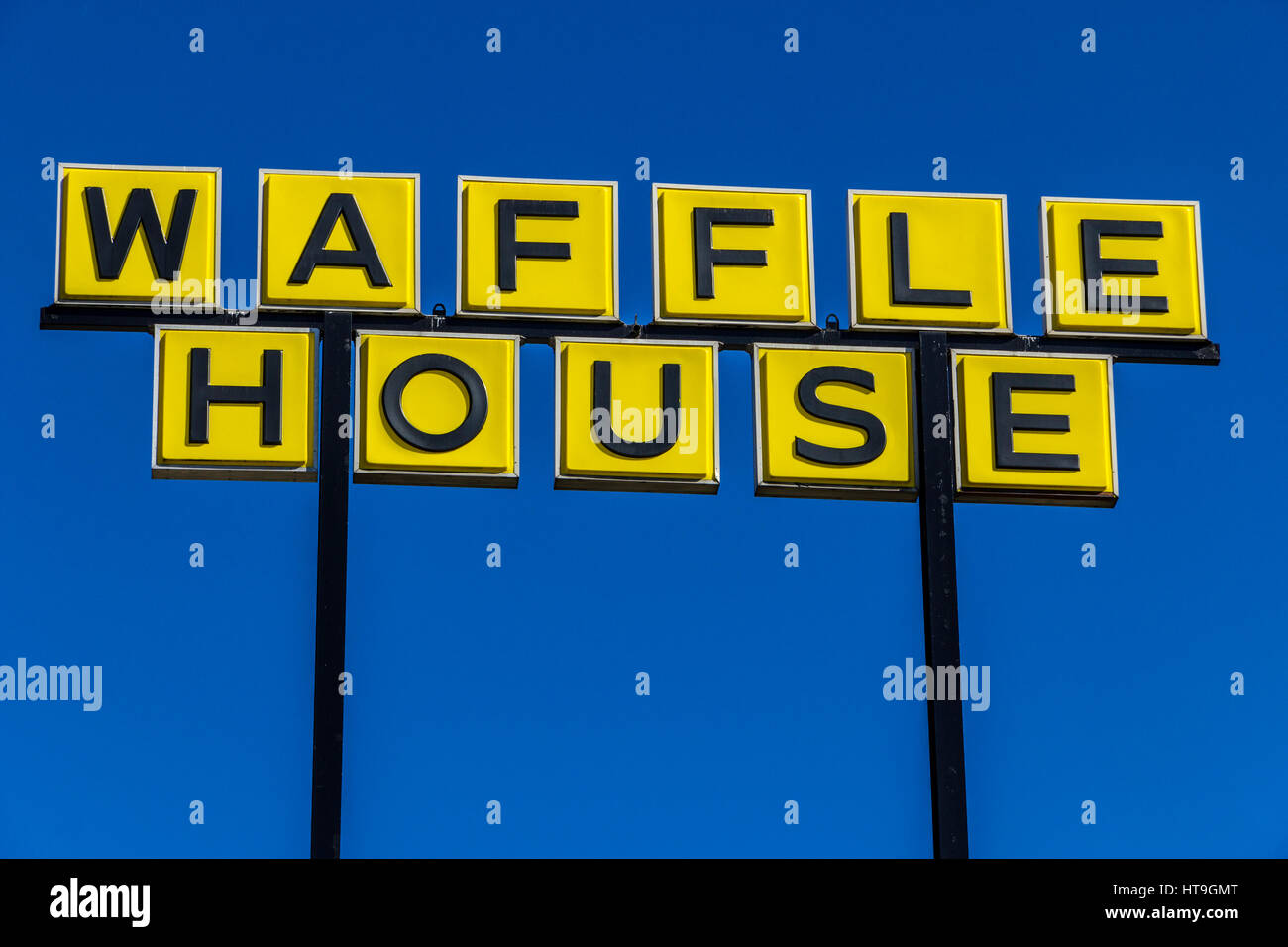 Muncie - ca. März 2017: Beschilderung und das Logo der legendären südlichen Restaurantkette Waffle House. Waffle House wurde im Jahr 1955 gründete ich Stockfoto