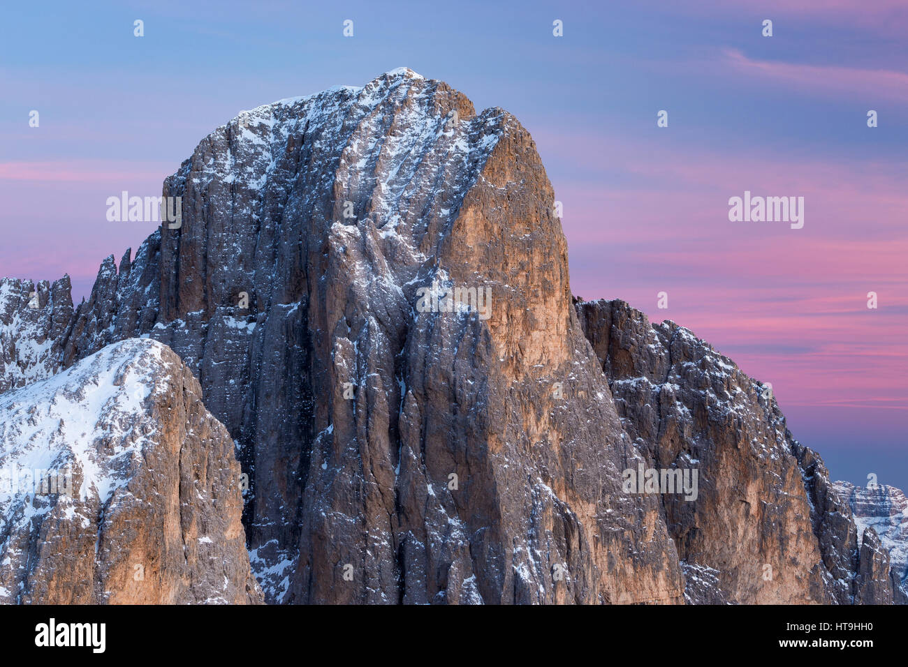 Der Pala-Gipfel in der Abenddämmerung des Sonnenuntergangs. Die Pale di San Martino Berggruppe. Die Trentiner Bergwelt. Italienische Alpen. Europa. Stockfoto