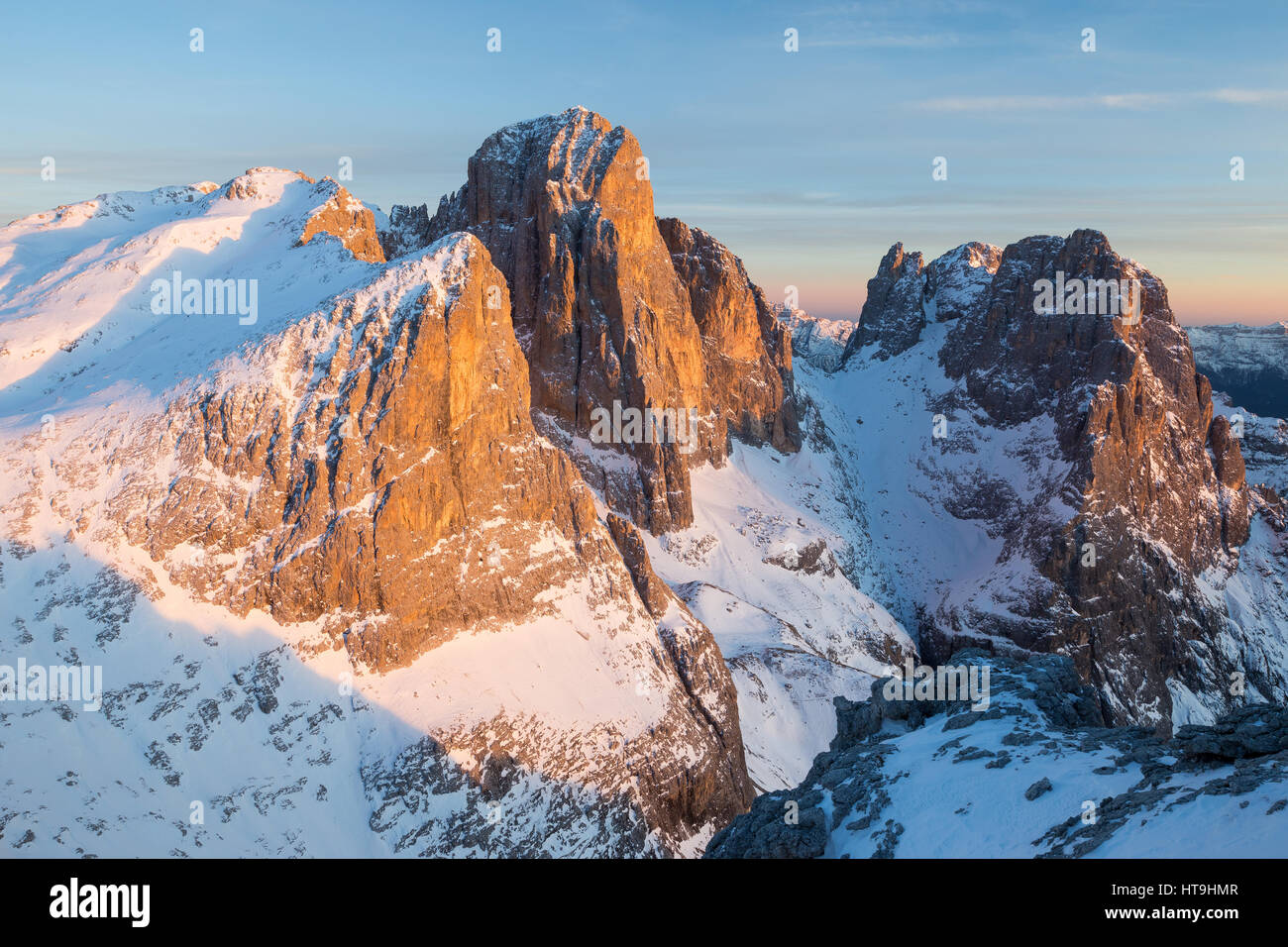 Das Pale di San Martino massiv bei Sonnenuntergang. Die Gipfel Pala und Val di Roda, Ball pss. Die Trentiner Alpen in der Wintersaison. Italienische Alpen. Europa. Stockfoto