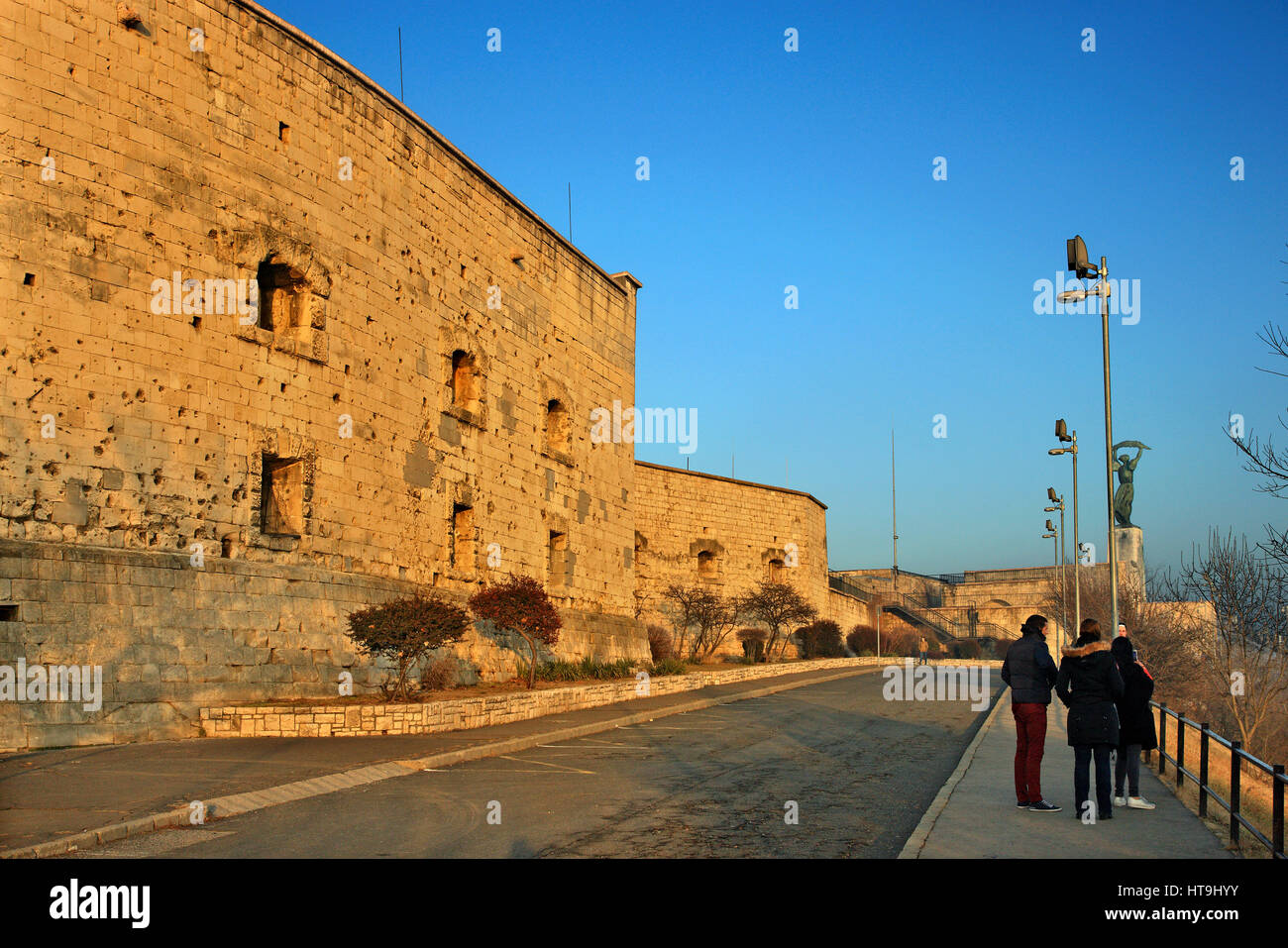 Das Citadella Schloss am Gellert-Hügel, Buda, Budapest, Ungarn. Im Hintergrund das Liberty-Denkmal. Stockfoto