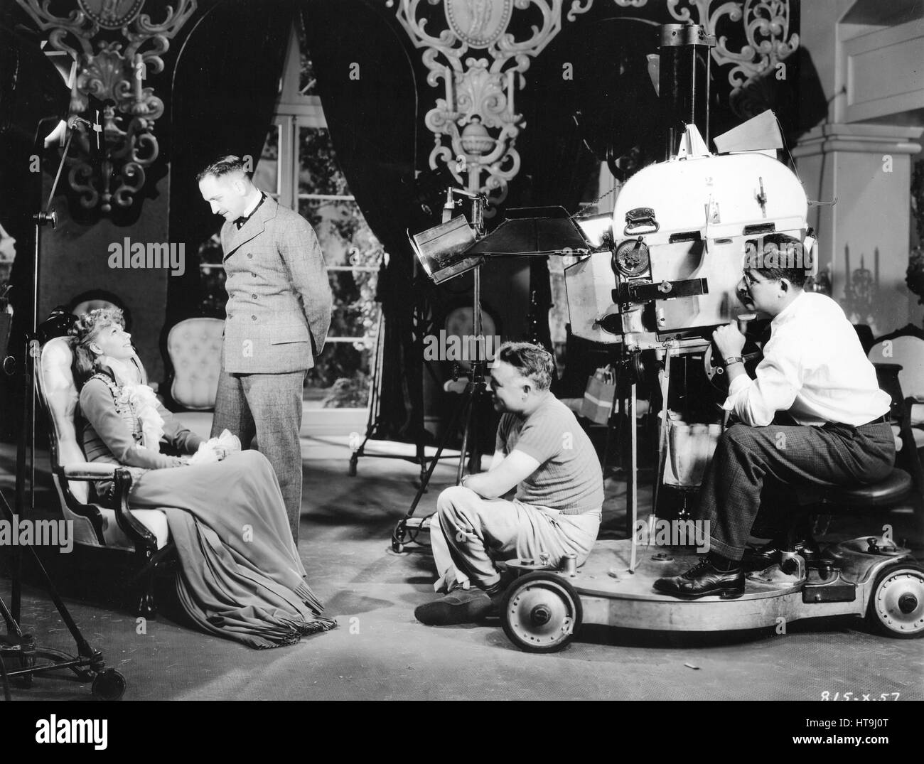 "Clarence Brown leitet Greta Garbo und fredric März in einer Szene für die neue Metro- goldwyn-mayer Produktion, "Anna Karenina.'' Stockfoto