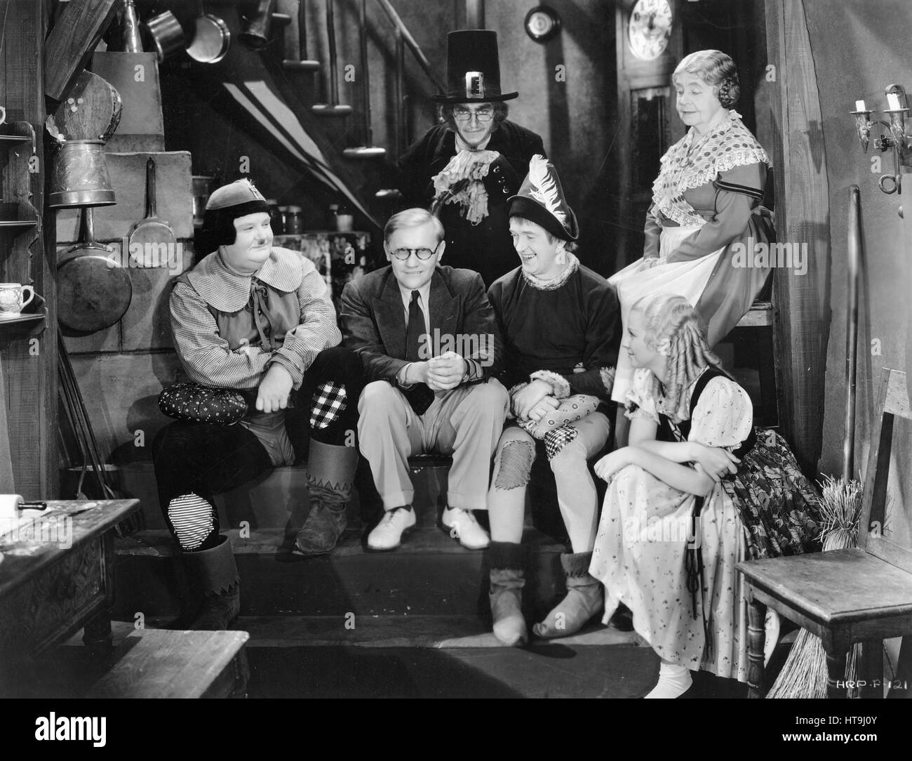 'Look angenehmes Bitte... Co-director Gus meins, mit empfohlene Mitglieder der Besetzung der Hal Roach, Metro Goldwyn-mayer Produktion, 'Babes In Toyland", ruft einen Halt in der Arbeit für einen Moment, so dass der Fotograf ein Close-up zu der Gruppe erhalten. in der ersten Reihe sitzt nach rechts sind Oliver Hardy, Herr. meins, Stan Laurel und Charlotte Henry. Im hinteren Henry sind kleinbach und Florenz Roberts links." Stockfoto