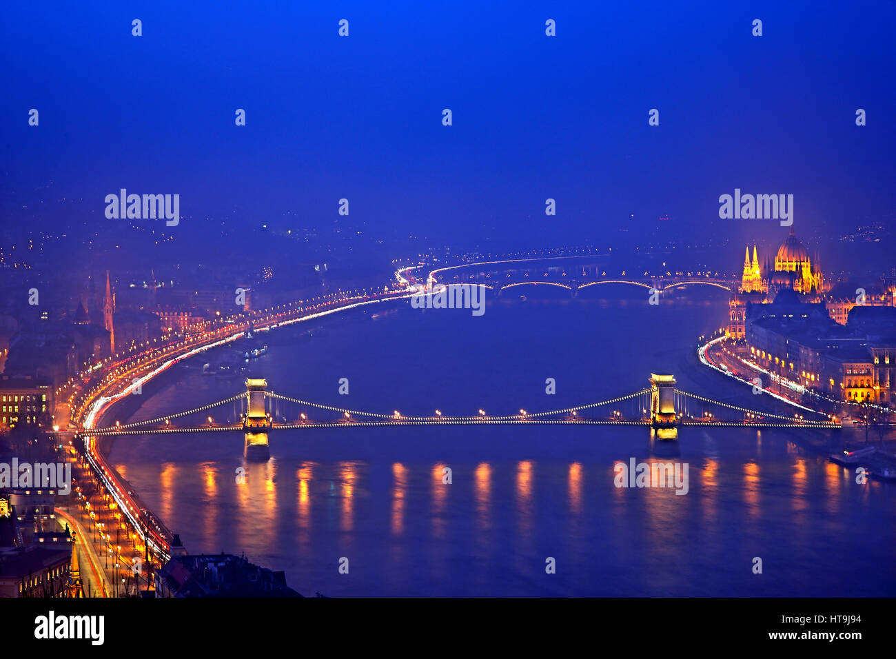 Blick auf die Kettenbrücke und Donau River vom Gellertberg. Im Hintergrund das ungarische Parlament. Stockfoto