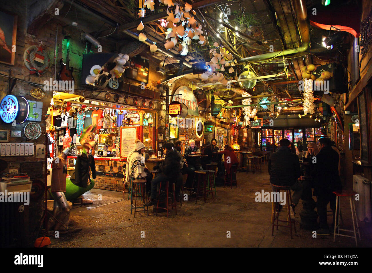 Die "Szimpla Kert" einer der ältesten und berühmtesten "Ruine-Kneipen" in Budapest, Ungarn Stockfoto