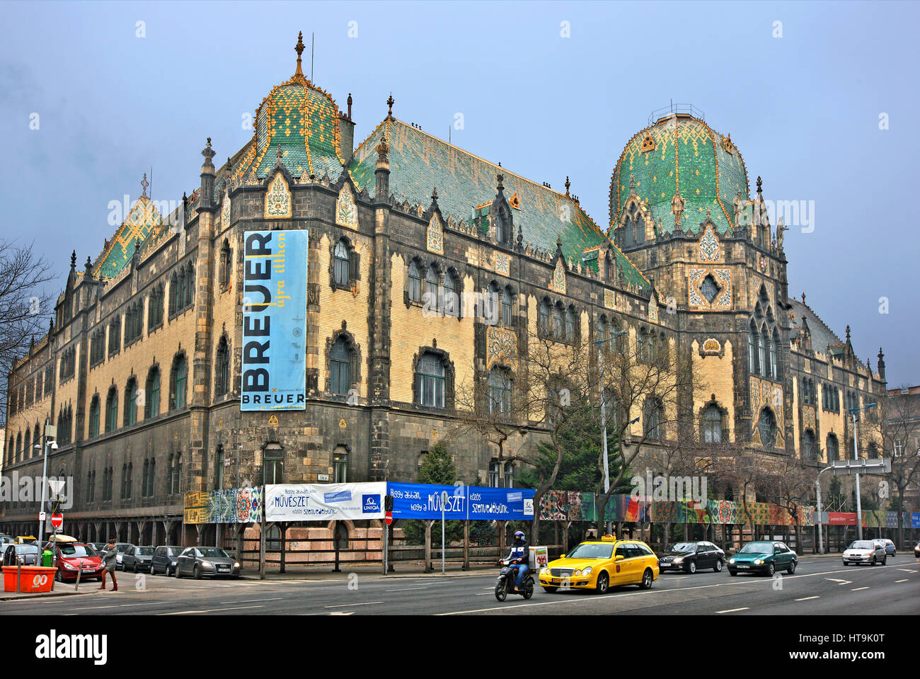 Das Museum für angewandte Kunst (Architekt: Ödön Lechner) und seinem schönen Dach mit berühmten Zsolnay Kacheln. Budapest, Ungarn Stockfoto