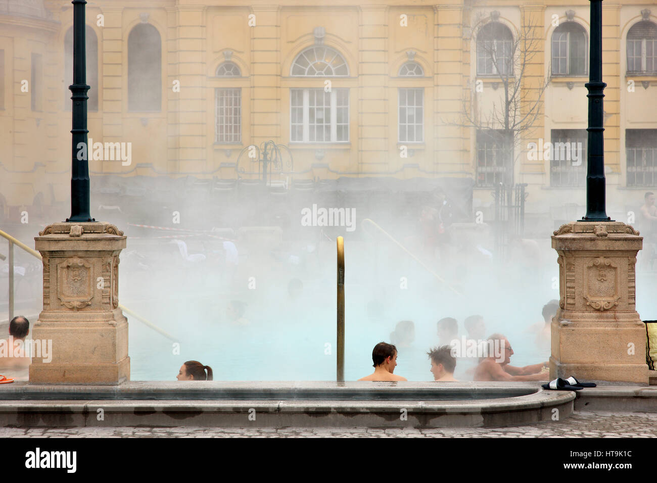 Bei der das Széchenyi-Heilbad im Stadtwäldchen (Városliget) Budapest, Ungarn. Es ist das größte medizinische Bad in Europa Stockfoto